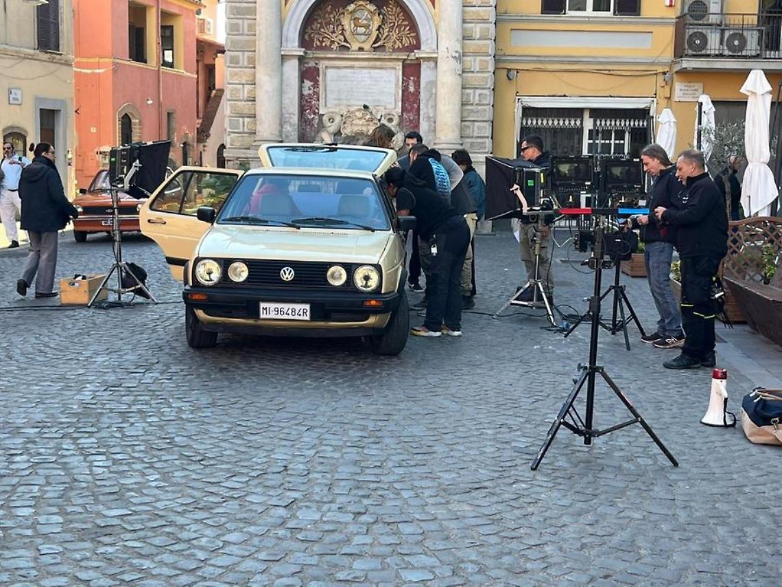 “Hanno ucciso l’uomo ragno”: Cerveteri di nuovo set della serie sugli 883
