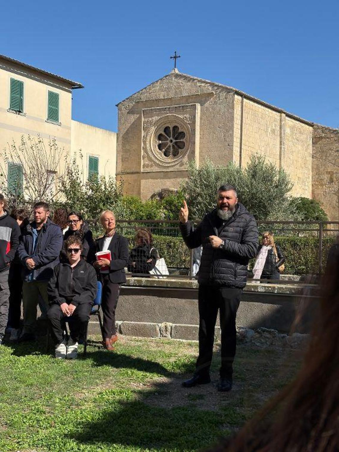 L’Istituto S. Benedetto di Tarquinia ha inaugurato il nuovo anno scolastico con un momento di riflessione e comunità insieme a don Roberto