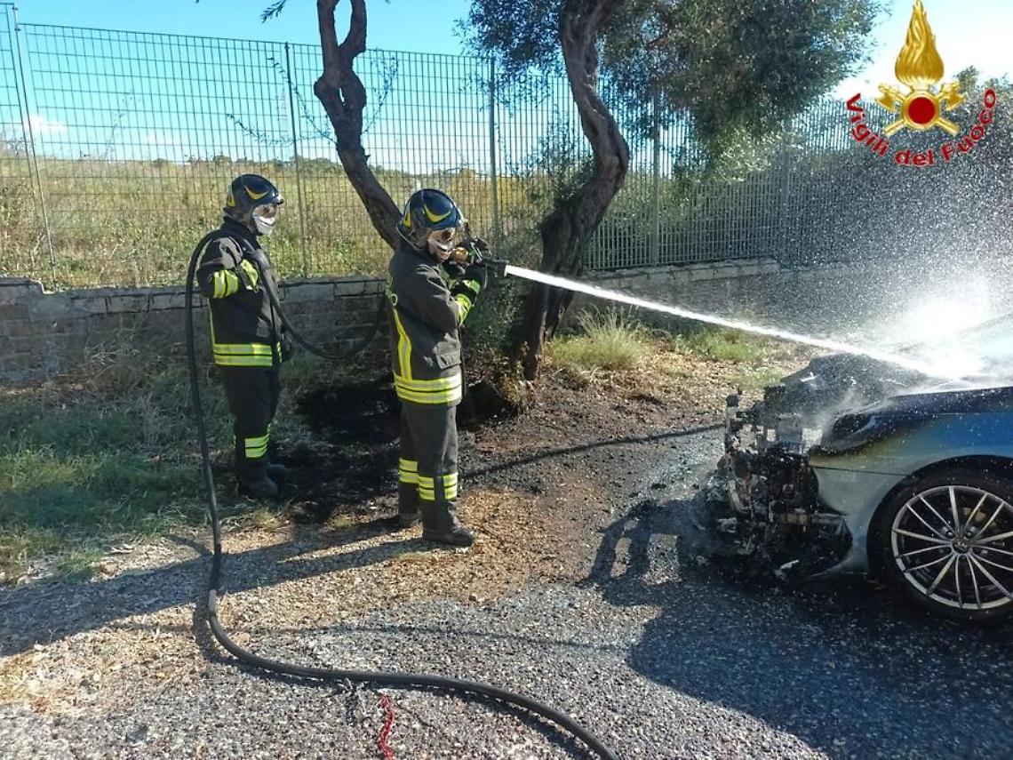 Auto in fiamme in zona Ficoncella