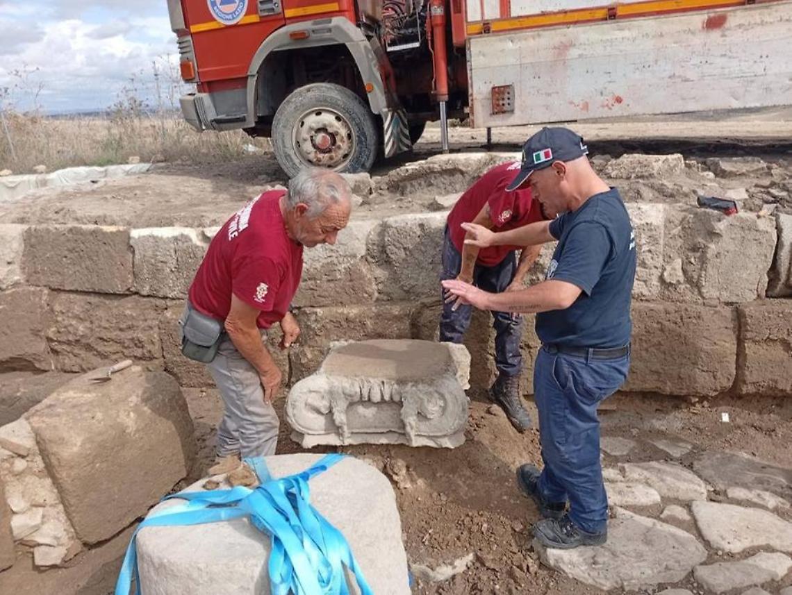 Colonne, capitello e un’antica strada basolata: nuove scoperte sulla Tarquinia romana