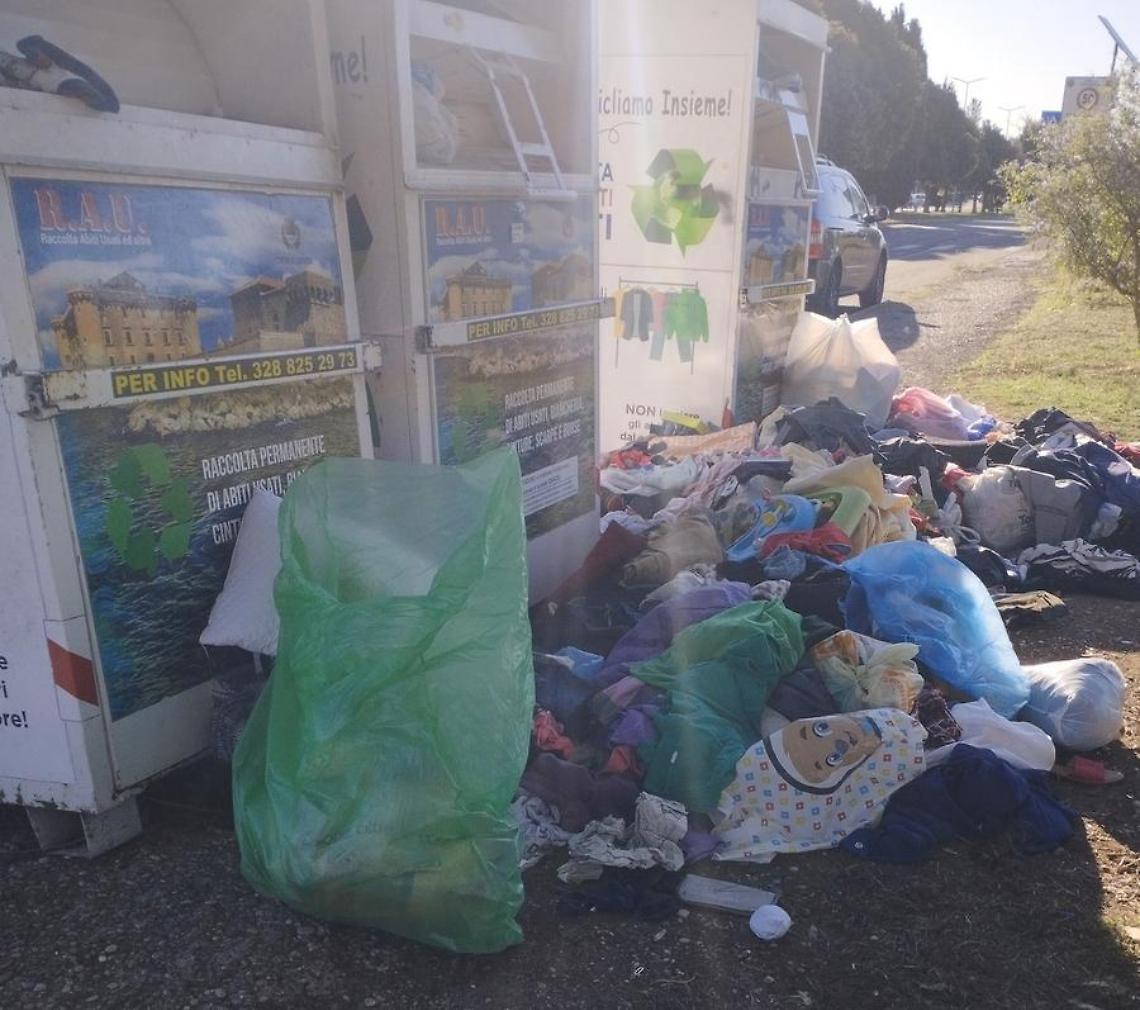 I container degli abiti diventano discariche