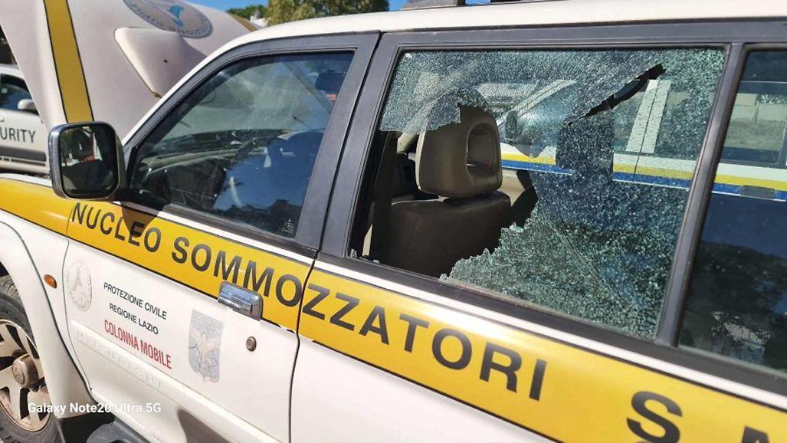 Vandali nella sede della Prociv di Santa Marinella: distrutti tre mezzi adibiti all’antincendio