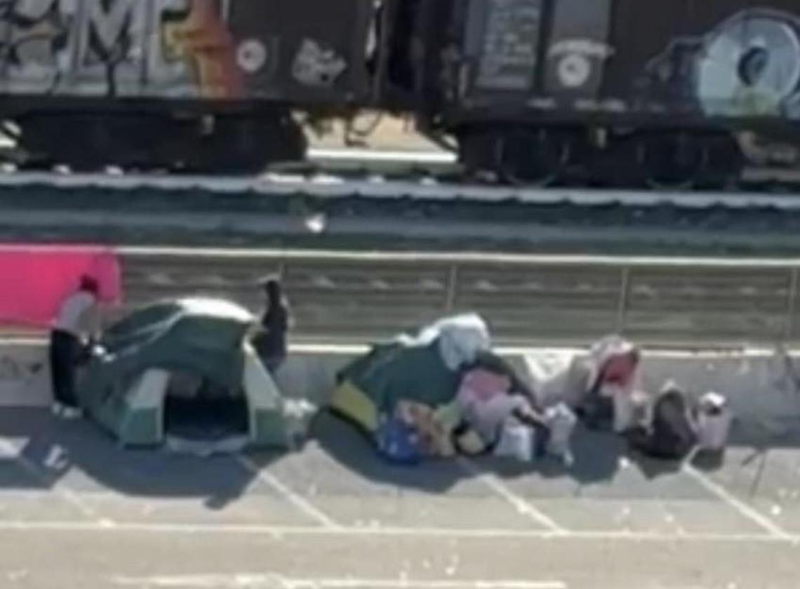 «Tendopoli nei pressi della stazione, giunta assente ed incoerente»