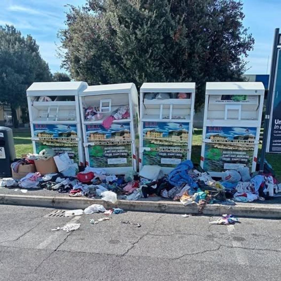 Container di abiti usati sempre più nel mirino degli “sporcaccioni”