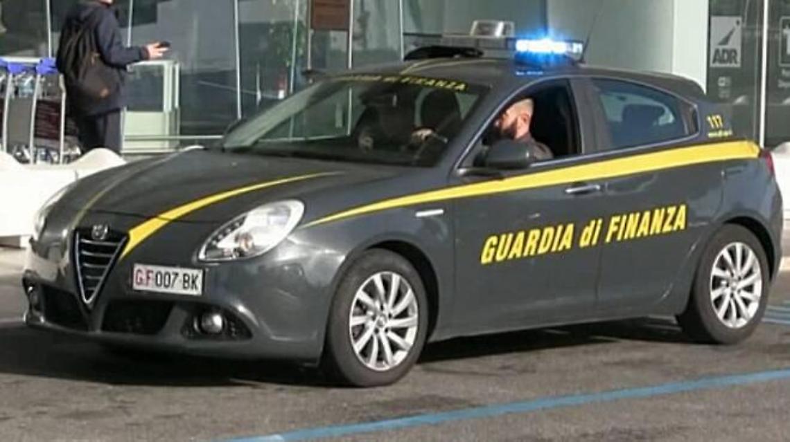 Ruba un’auto in porto e forza la sbarra