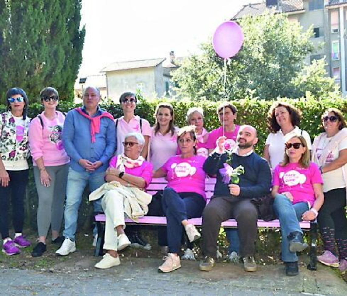 Inaugurata la “panchina rosa” al parco del Risanamento: un segno di memoria, speranza e prevenzione