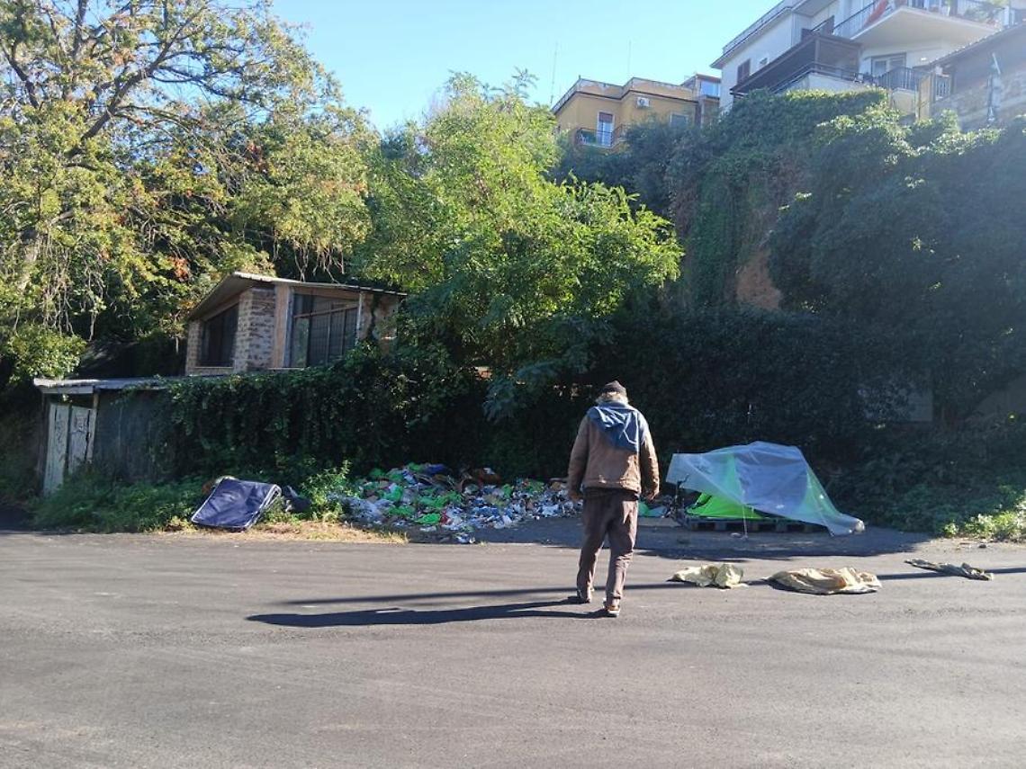 La storia di Osvaldo, il clochard che vive in tenda e ora anche tra i rifiuti
