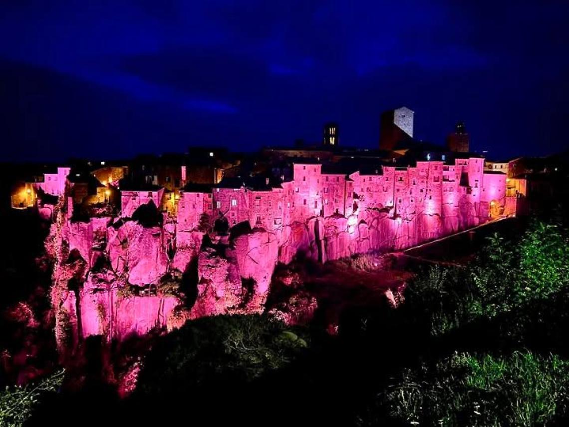 La Rupe ovest si tinge di rosa