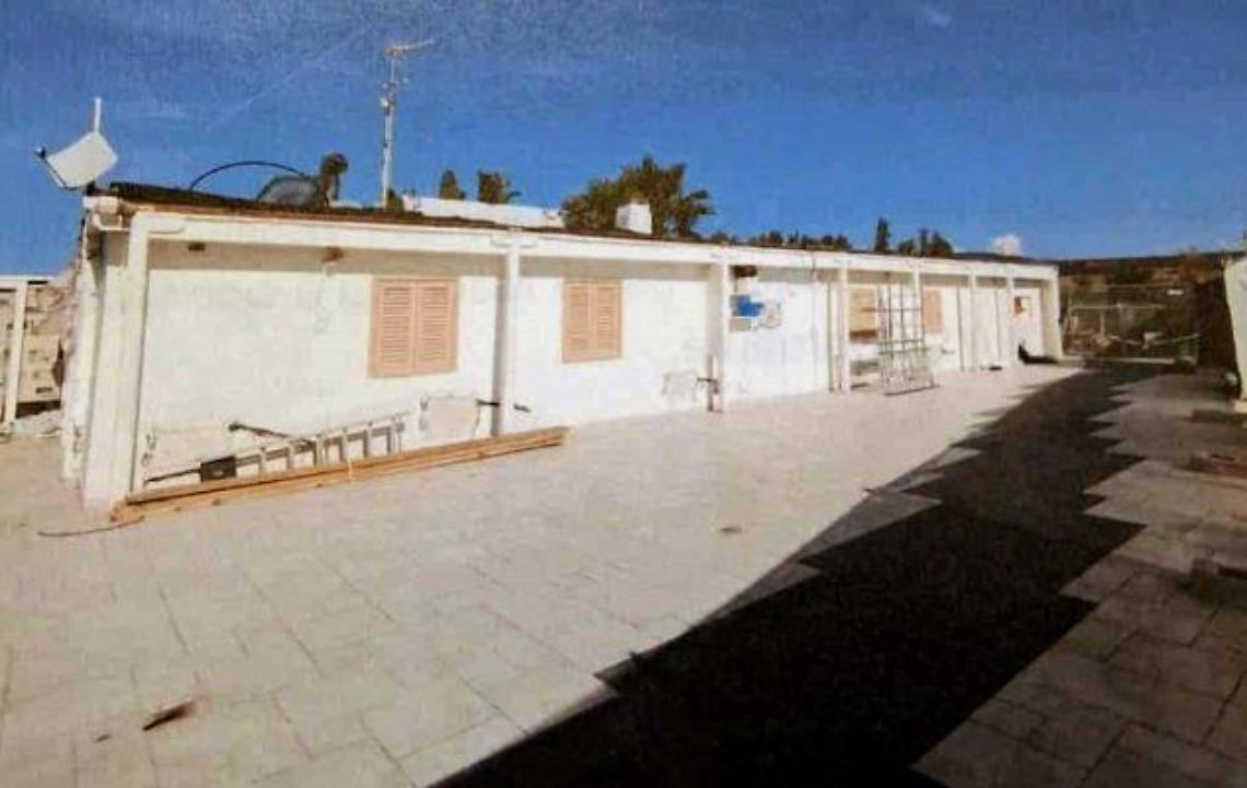 «Isola del pescatore, demolita la copertura della sala di ristorazione»