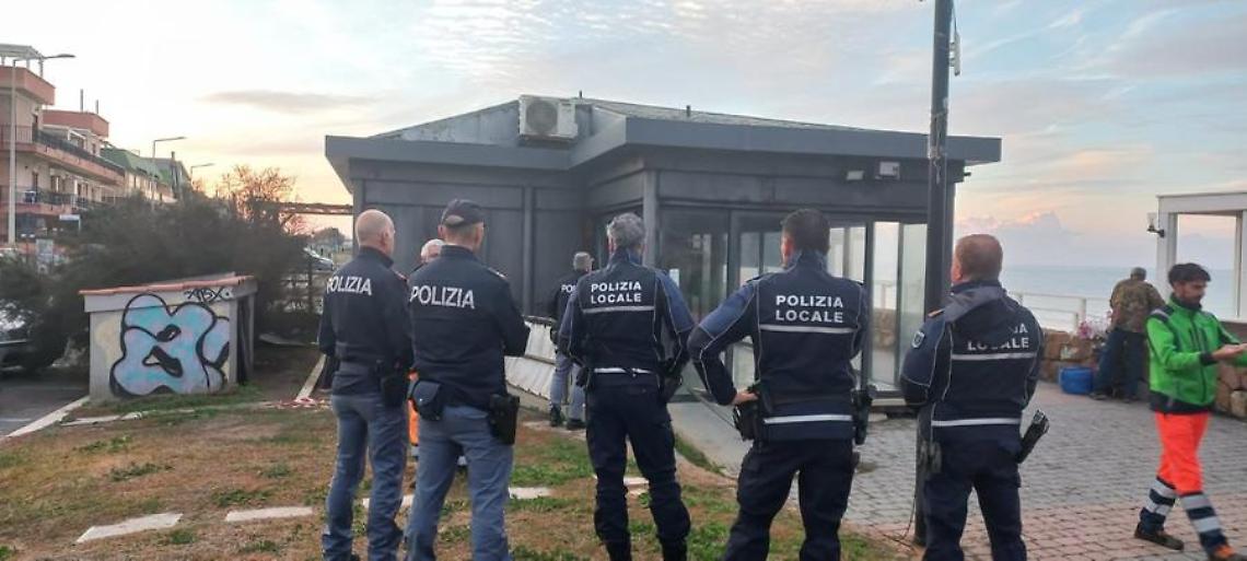 Sigilli a un chiosco sul lungomare di Palo
