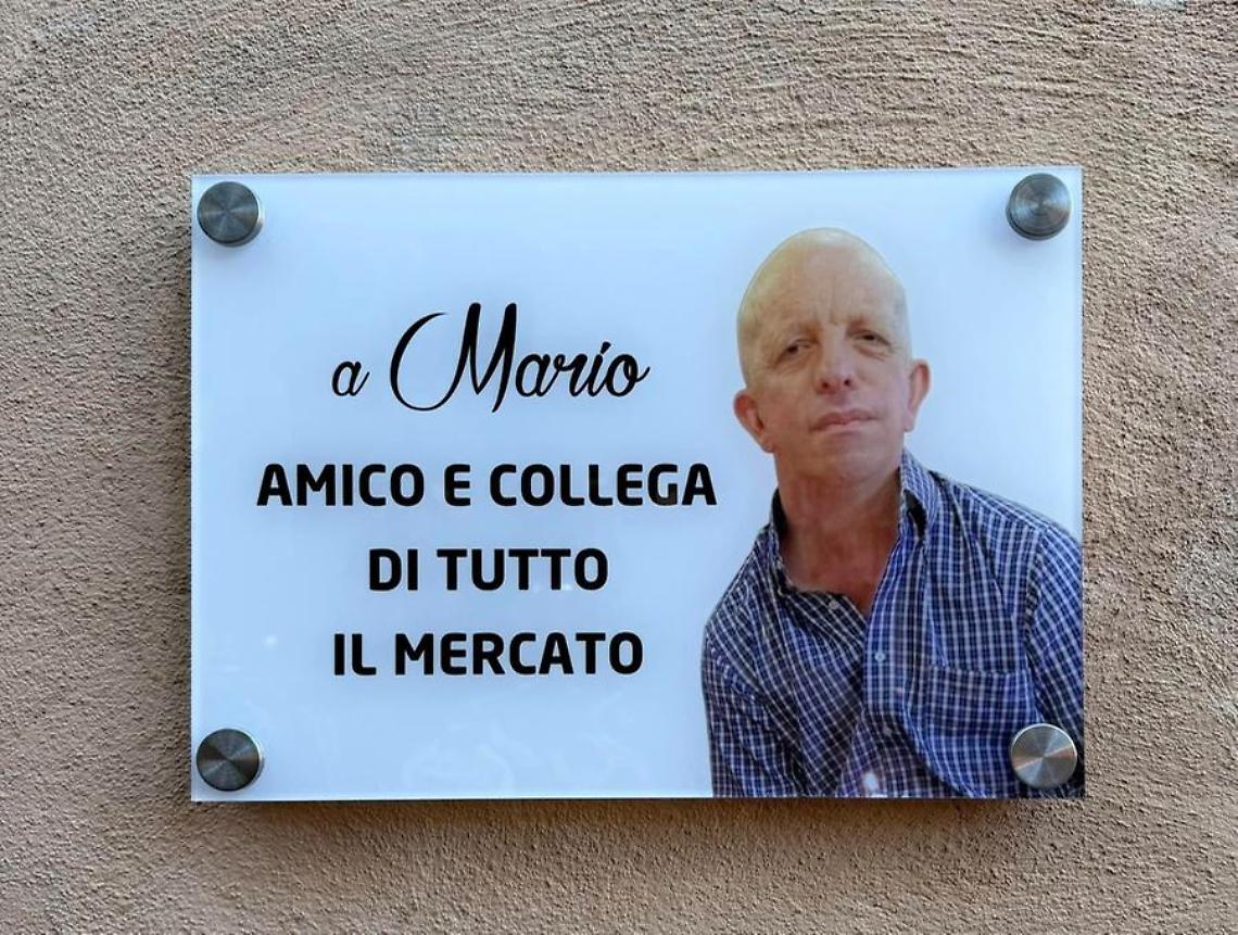 Il mercato ricorda l’amico Mario con una targa
