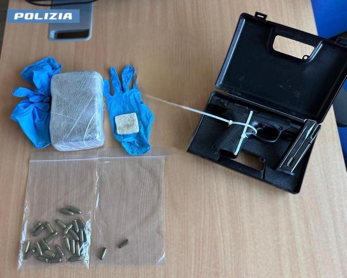 Armato, pieno di droga e sotto falso nome in un b&b assieme alla compagna: arrestati