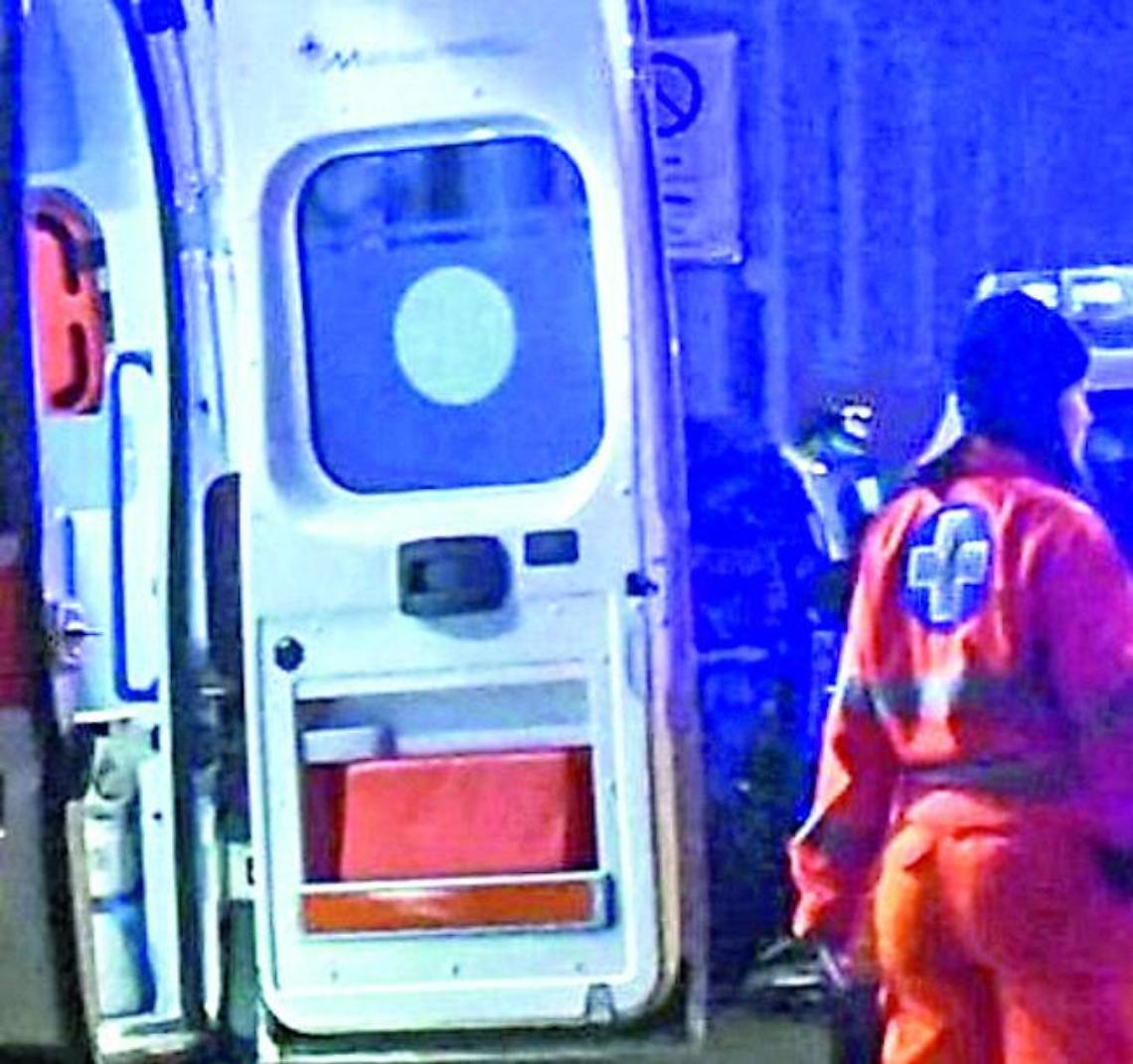 Si schianta con lo scooter contro il guard rail: centauro morto sul colpo