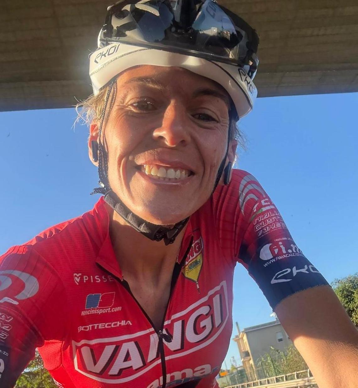 Vanessa Casati scende dalla bici