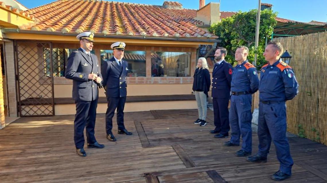 Il direttore marittimo Cosimo Nicastro in visita nella sede locale della Capitaneria