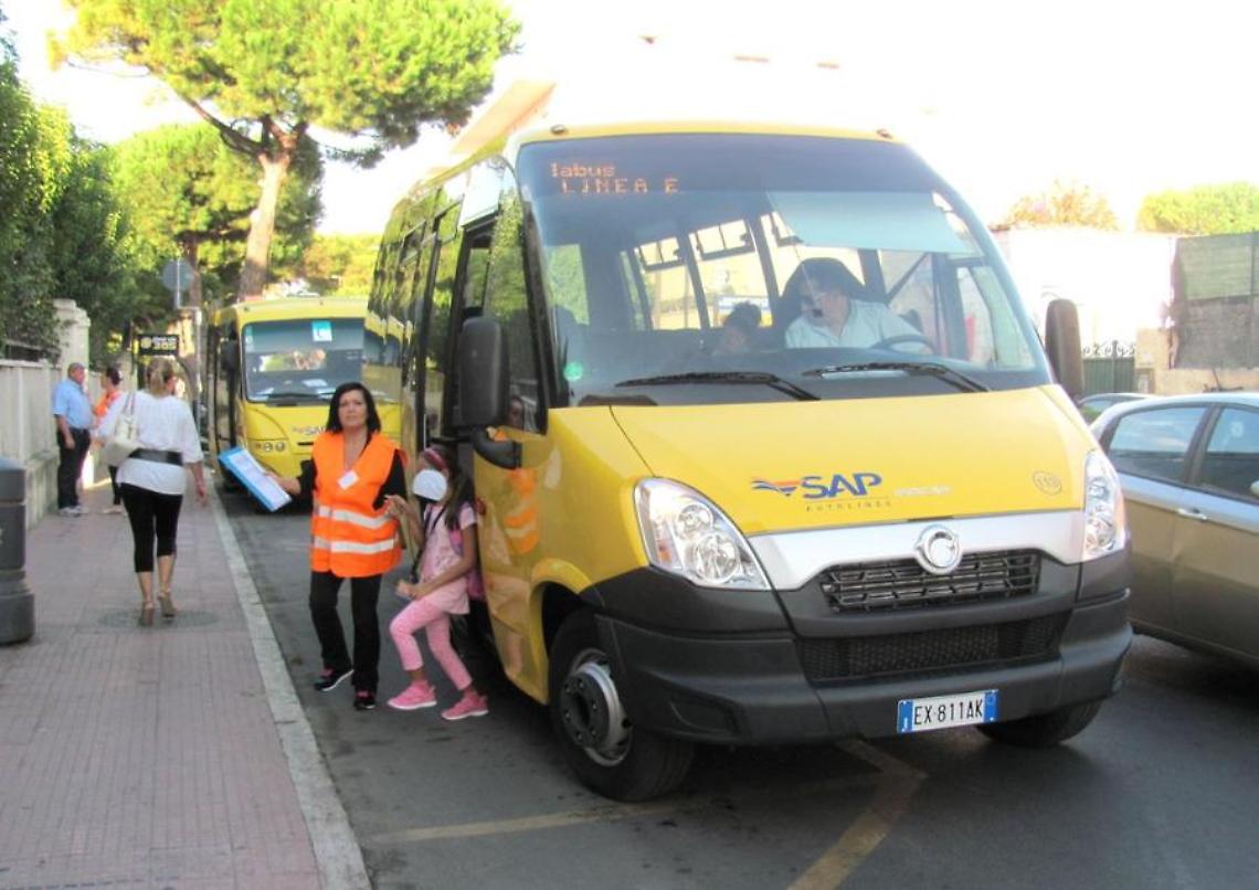 «Scuolabus Santa Marinella, ci sono famiglie che hanno pagato il servizio e non trovano posto»