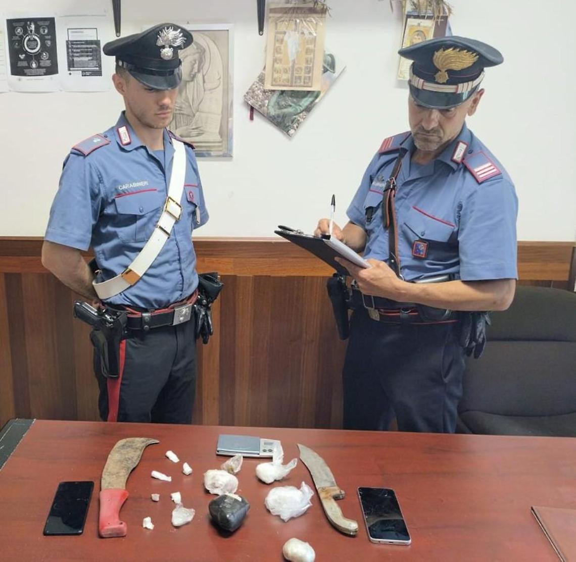 Droga e armi nascoste in un’area boschiva dei Monti della Tolfa: sequestrati dai carabinieri machete, hashish e cocaina