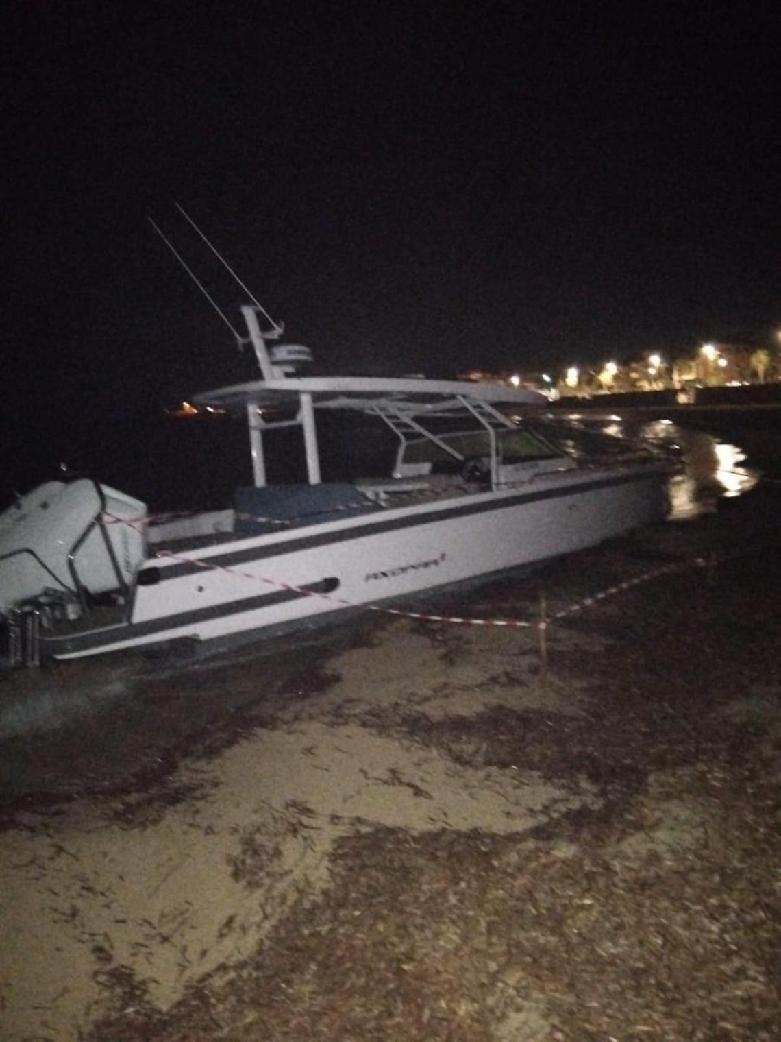 Scafo spiaggiato a Santa Marinella