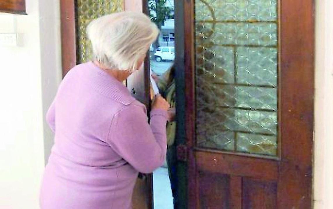 Falso tecnico dell’elettricità deruba anziana: portati via soldi e gioielli per 20mila euro