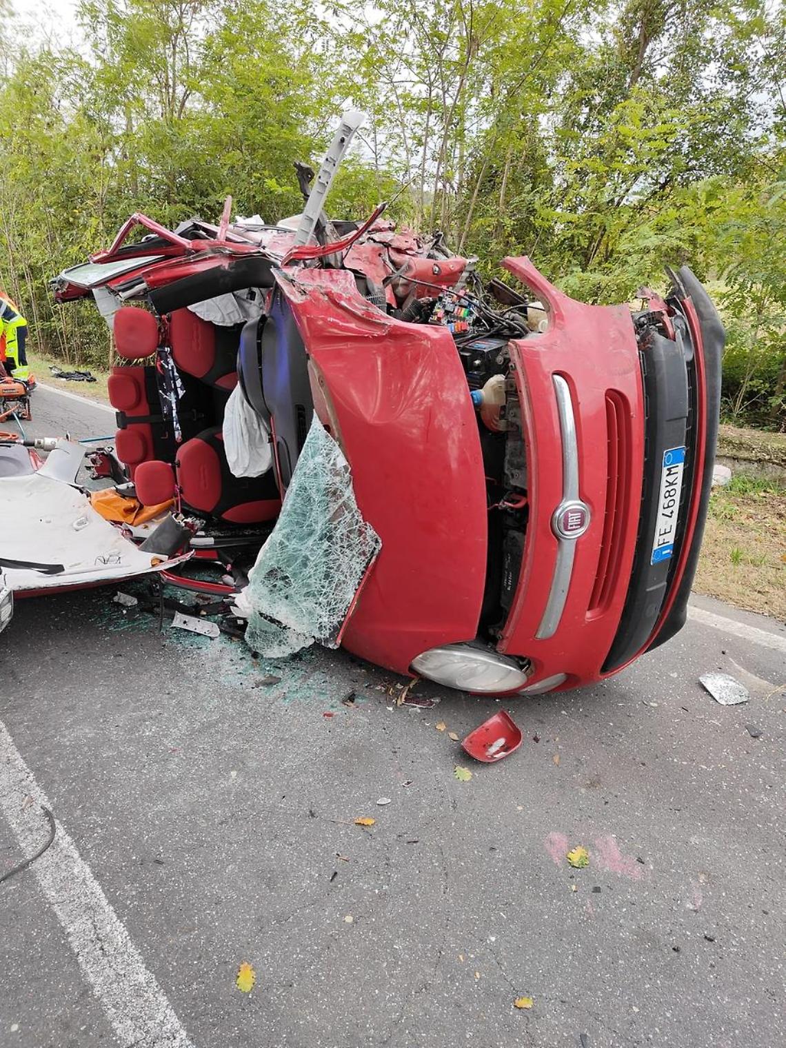 Scontro tra camion e auto: tre feriti, due sono in gravi condizioni