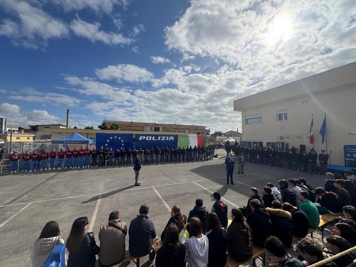 Cani antidroga, agenti a cavallo e l’arrivo del questore di Roma