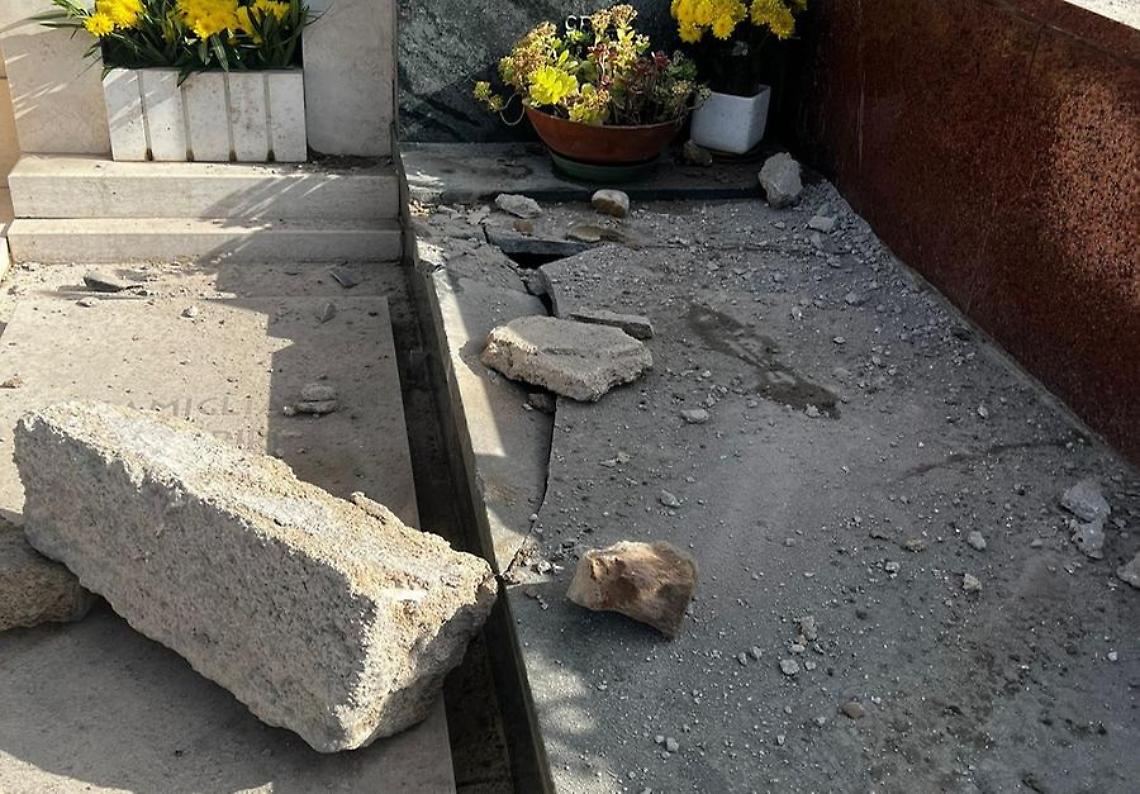 Si stacca parte del muro, paura al cimitero monumentale
