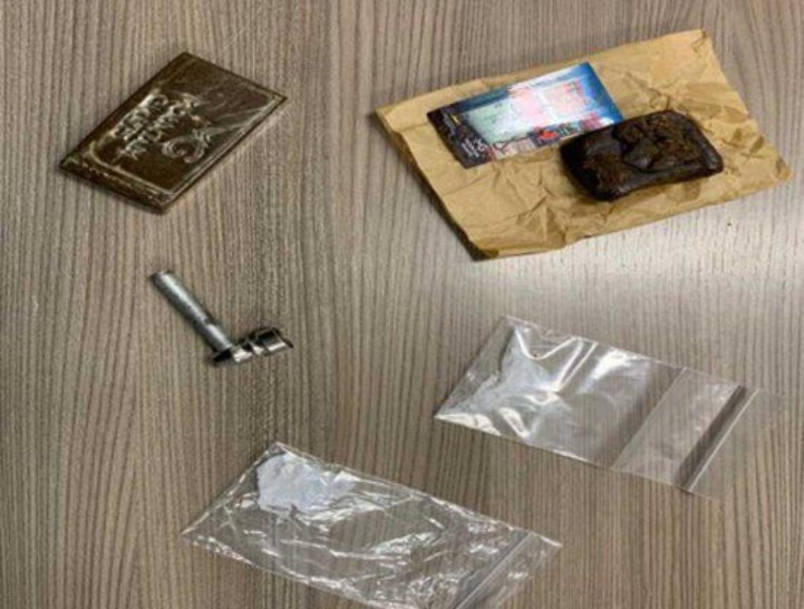 Tenta di disfarsi di crack e hashish, arrestato 29enne