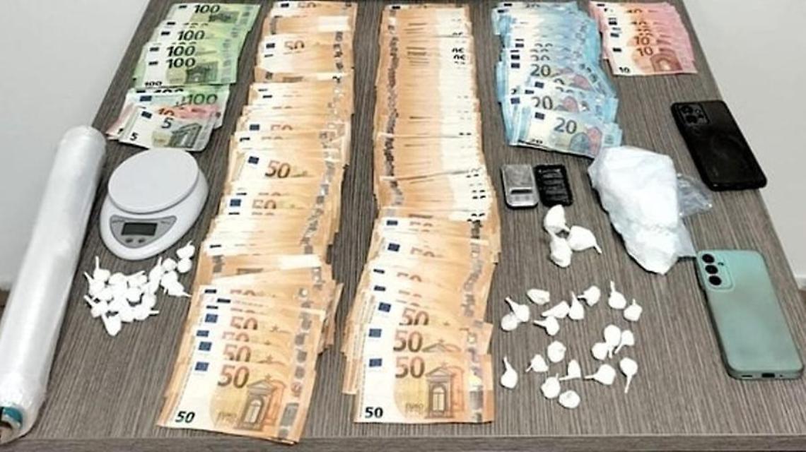 Nasconde in casa 3 etti e mezzo di cocaina