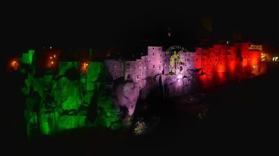 Il Tricolore illumina la rupe