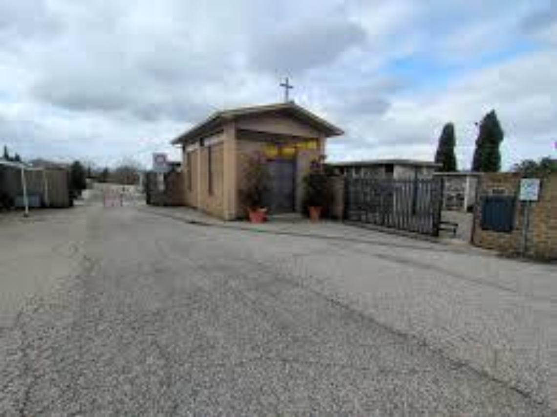 Furti al cimitero, il sindaco annuncia la chiusura anticipata