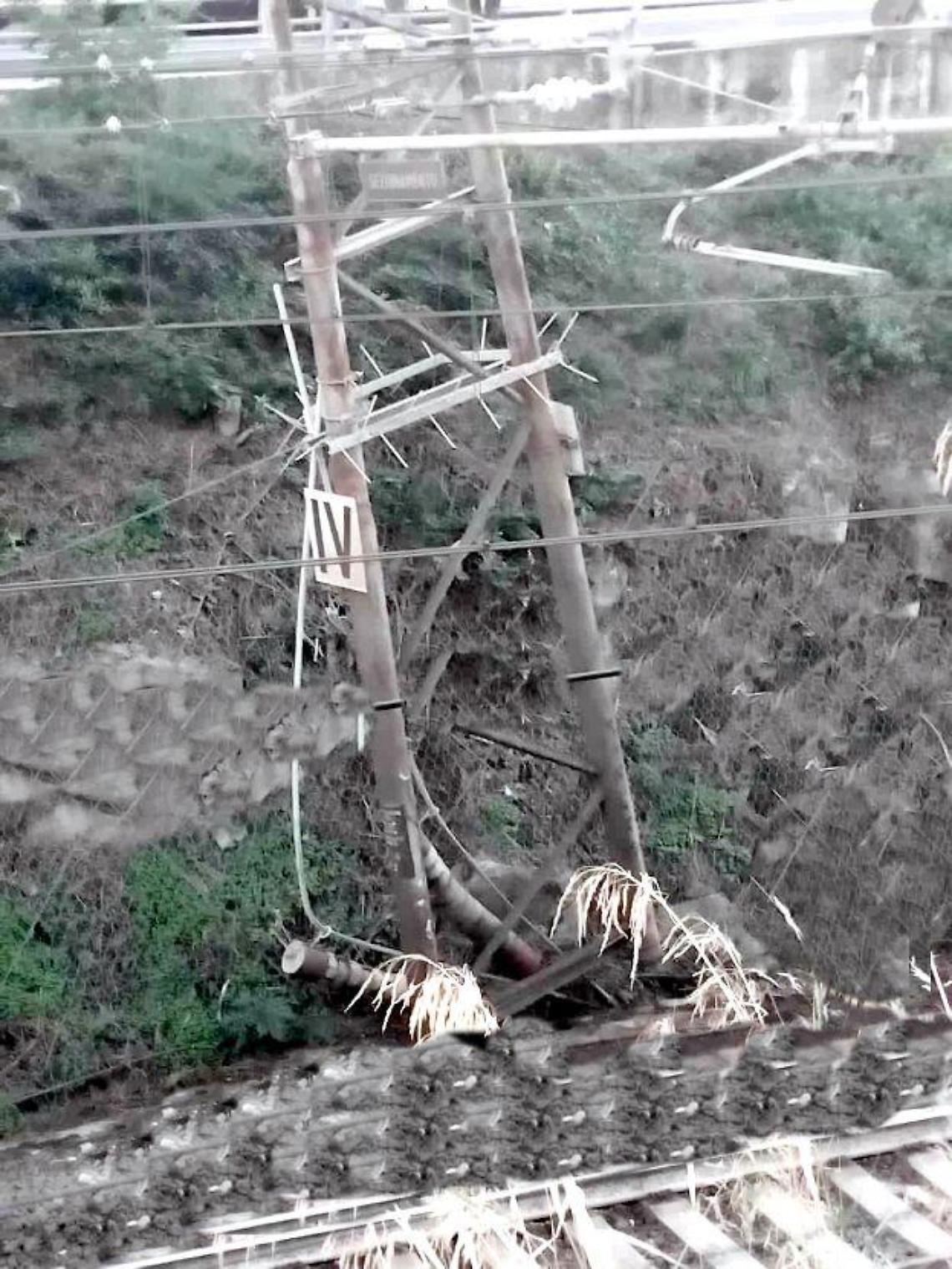 Danneggiato un traliccio elettrico che fa da ponte tra i binari