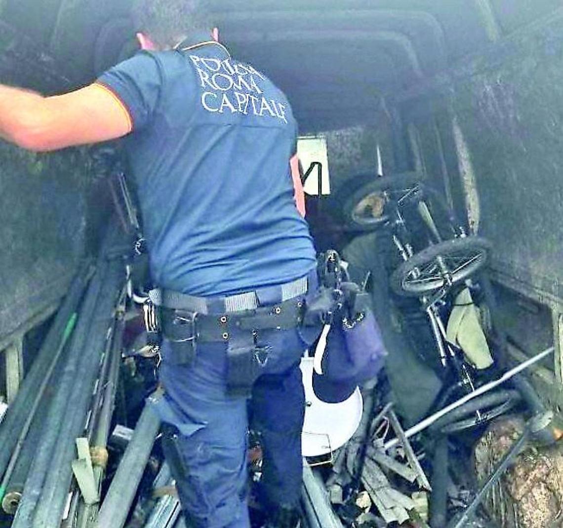 Traffico illecito di rifiuti: sequestrato carico pericoloso a Castel Fusano