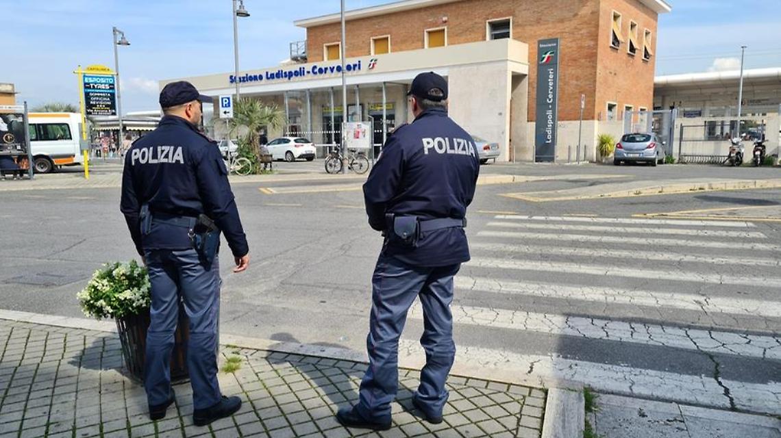 Rapinano negoziante per rubare monopattino: bloccati da un poliziotto fuori servizio