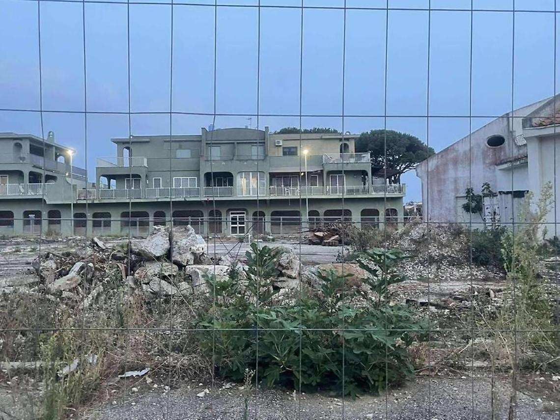 Il cantiere a rilento, a Campo di Mare solo degrado e polemiche in piazza Prima Rosa