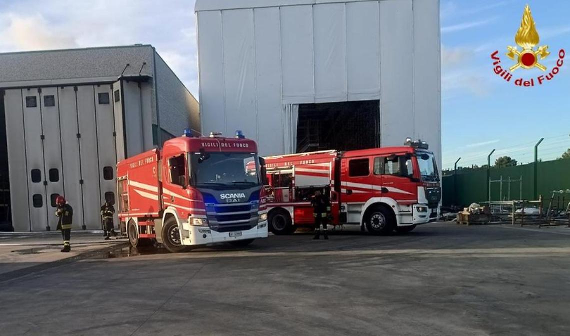 Bombola di acetilene prende fuoco in un capannone