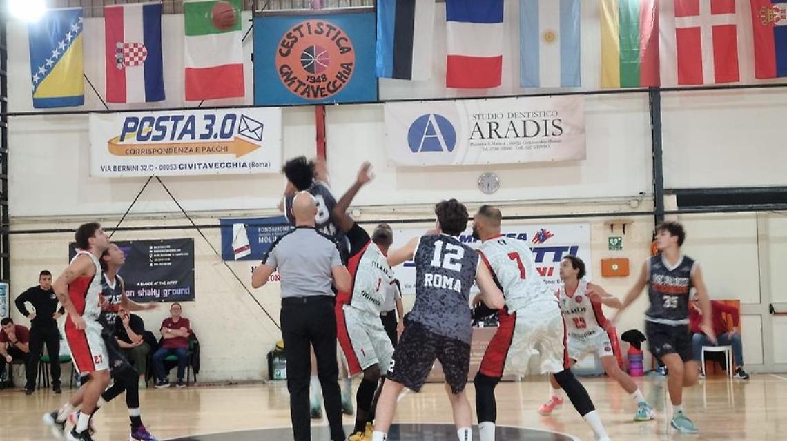 Cestistica a Bracciano per bagnare i panni sporchi nel lago