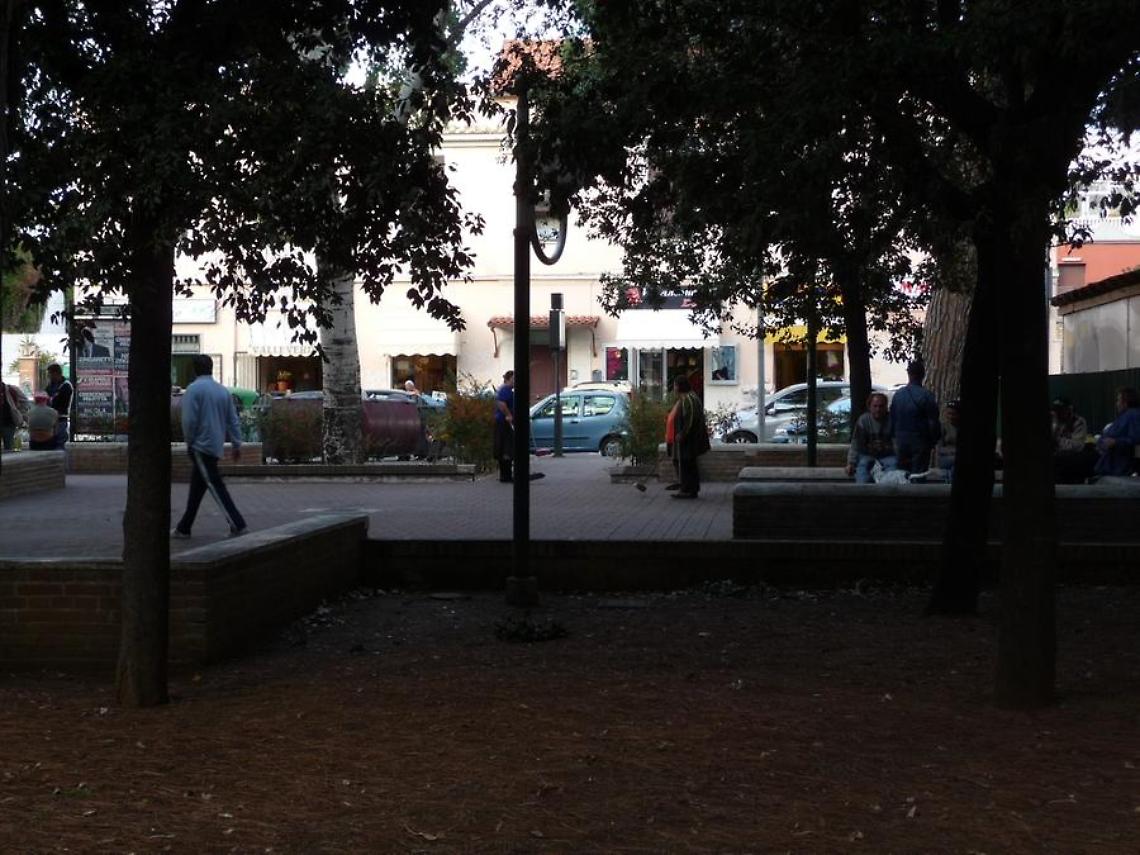 Pugni e bastonate nei giardini pubblici, il fuggi fuggi a pochi metri dalla piazza