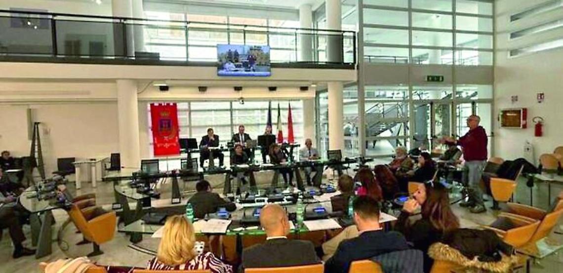 Forze armate, il consiglio comunale boccia la mozione dell’opposizione