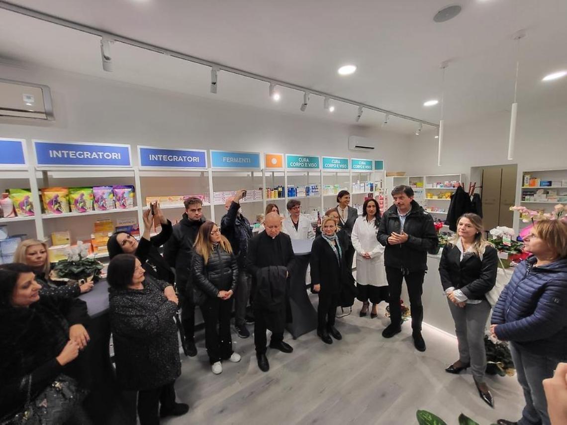 Taglio del nastro per la nuova farmacia Calamatta