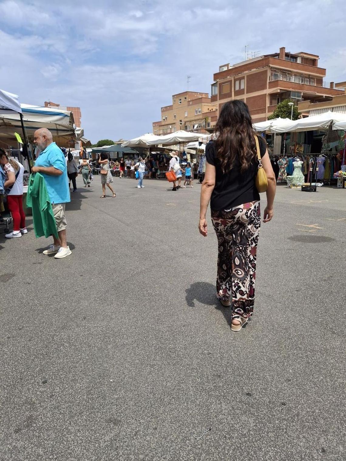 Perde il portafoglio al mercato, lo trova un cittadino egiziano e lo restituisce alla proprietaria