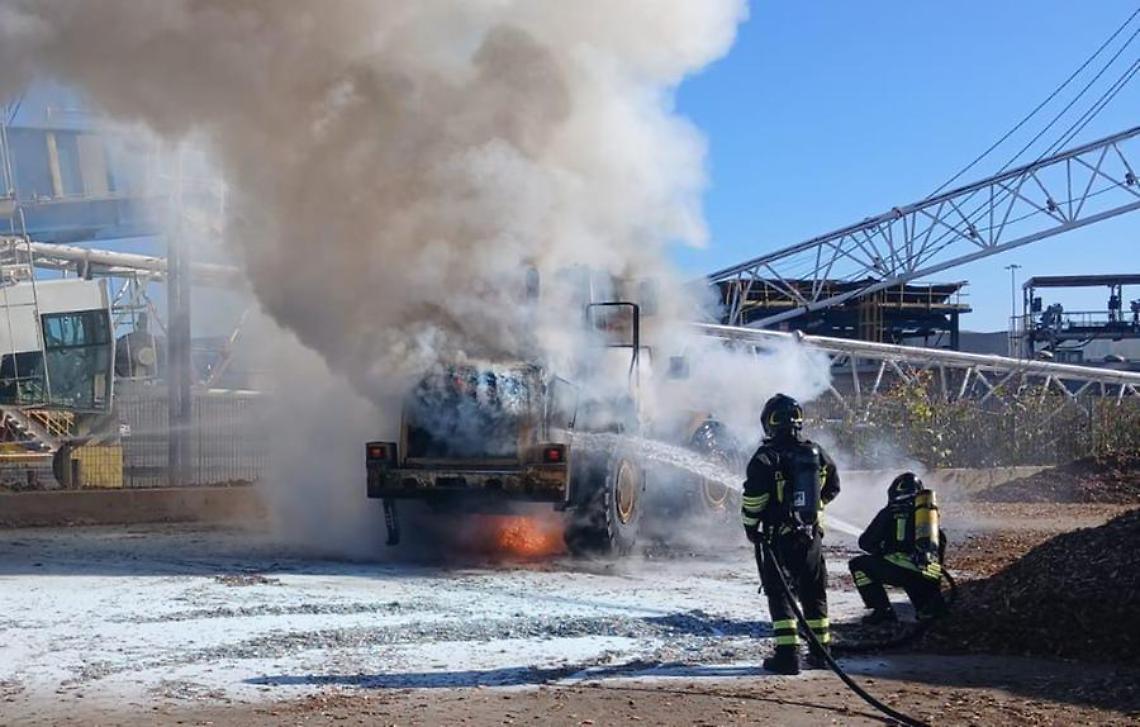 Paura alla banchina 25: in fiamme una pala meccanica