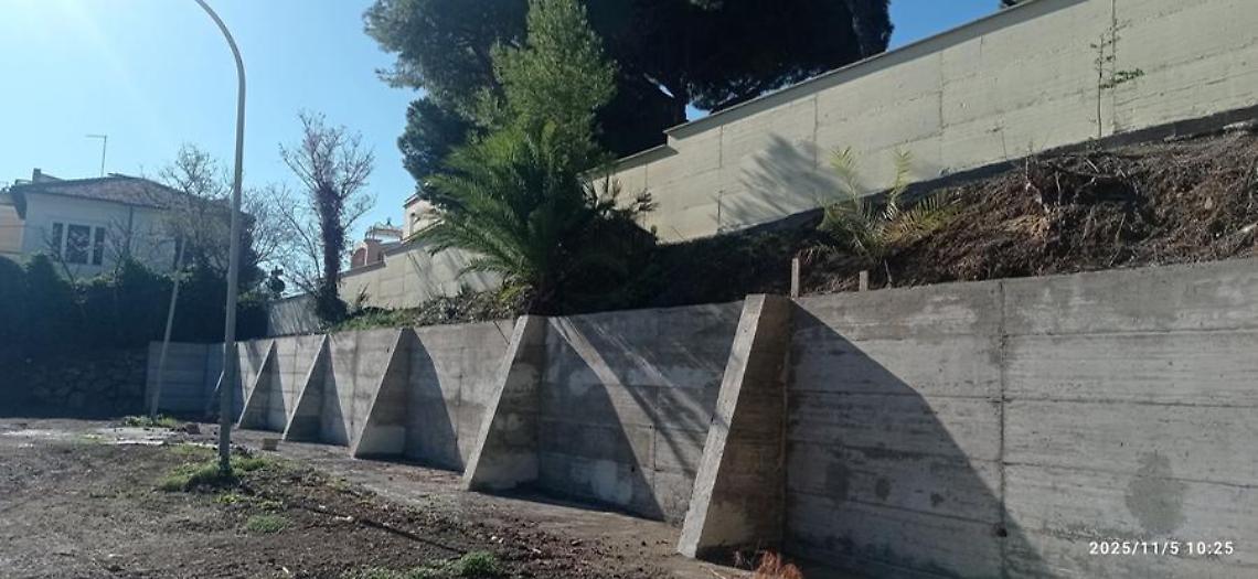Santa Marinella, terminati i lavori di ripristino del muro e di riqualificazione della nuova scalinata nel parcheggio dell’ex fungo