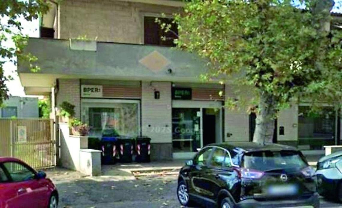 Armato di bastone rapina la Bper Banca