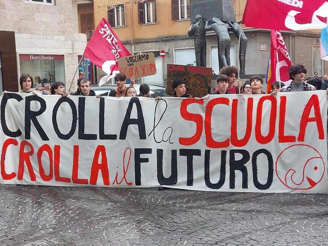 Viterbo, studenti in piazza: «Se crolla la scuola, crolla il futuro»