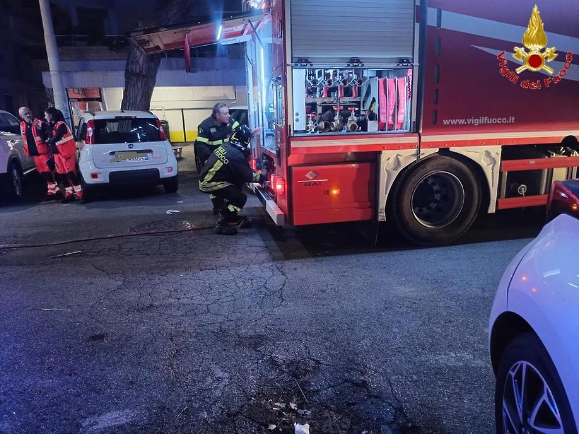 Attività commerciale in fiamme: intervento dei vigili del fuoco a Santa Marinella