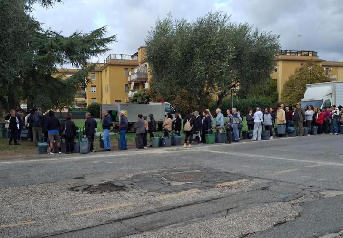 Rifiuti, caos per il ritiro dei mastelli: «In coda per oltre un’ora di lunedì»
