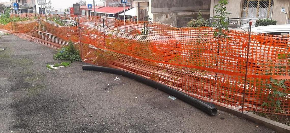 Fdi Tarquinia attacca la giunta Sposetti: «Cantiere eterno in via IV Novembre, tra erba alta e transenne»