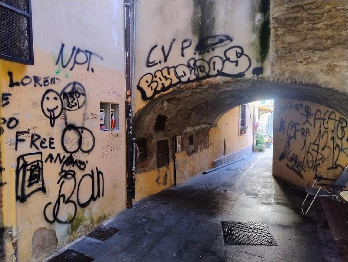 Il centro storico in preda ai vandali