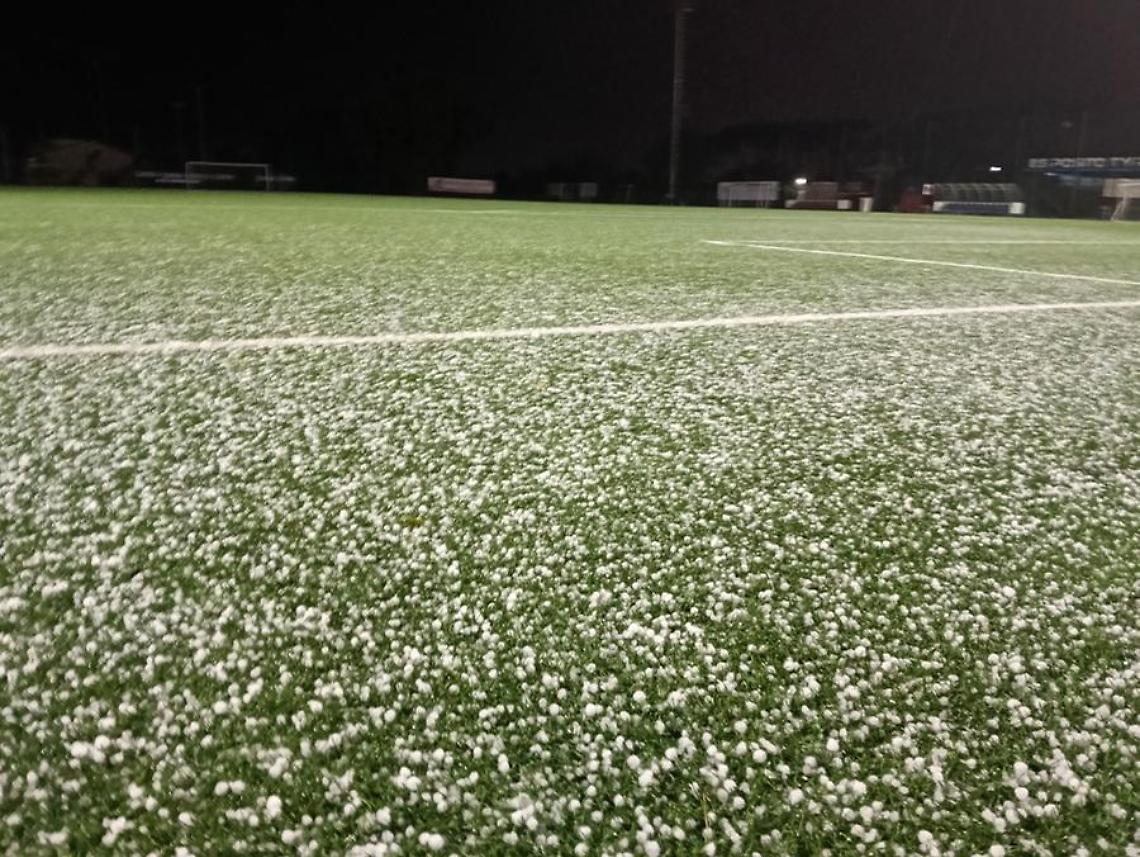 Prima la pioggia, poi il nevischio e il campo di gioco diventa bianco
