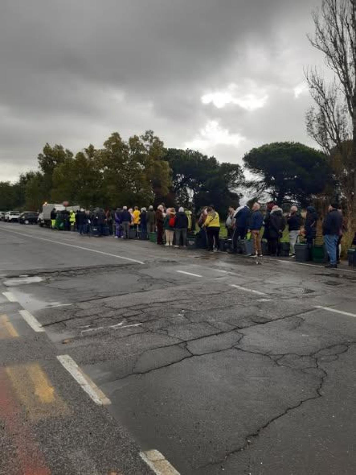Altro lunedì di code per ritirare i mastelli dei rifiuti
